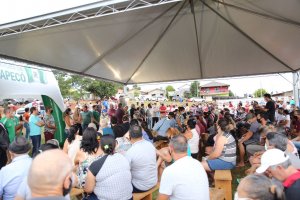 Administra&ccedil;&atilde;o entrega t&iacute;tulos de regulariza&ccedil;&atilde;o fundi&aacute;ria e asfalto no bairro Efapi