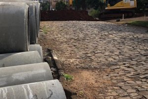 Ruas do bairro Bom Pastor recebem asfalto