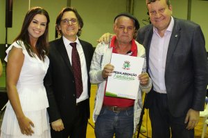 Prefeitura e TJSC entregam 465 escrituras para moradores do Bormann