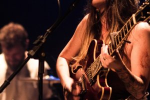 Edital de Fomento: Amanda Cadore lan&ccedil;a seu primeiro disco autoral