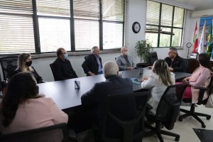 Administração recebe representantes do CREA para falar sobre acessibilidade