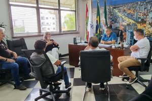 Prefeito recebe vereadores e entidades