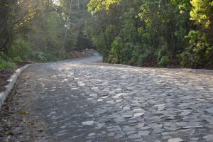 Acesso a Trilha do Pitoco recebe cal&ccedil;amento 