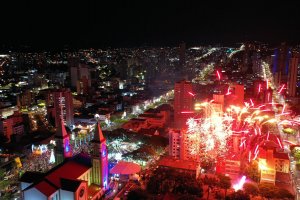 Luzes, fogos, shows, espiritualidade e emoção marcam abertura do Natal em Chapecó