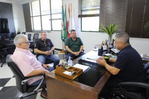 Prefeito de Chapec&oacute; reassume cargo e re&uacute;ne secret&aacute;rios