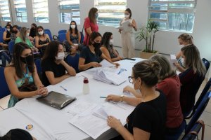 Secretaria de Educa&ccedil;&atilde;o d&aacute; posse aos novos professores