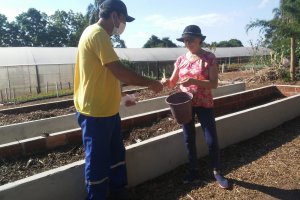 Projeto Harmoniza Chapec&oacute; faz troca de lixo por flores