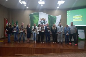 Prefeitura entrega regulariza&ccedil;&atilde;o fundi&aacute;ria pendente h&aacute; 40 anos