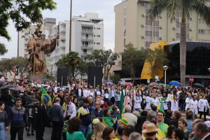 Garoa n&atilde;o impede demonstra&ccedil;&otilde;es de amor &agrave; P&aacute;tria em Chapec&oacute;