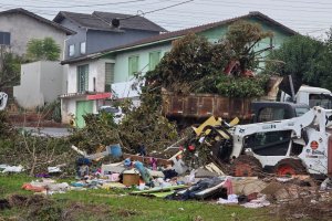 Prefeitura de Chapec&oacute; realiza limpeza pr&oacute;ximo ao CAIC