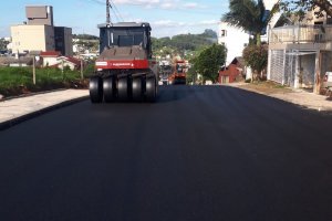 Pavimenta&ccedil;&atilde;o com usina e terceirizados chega a 20km