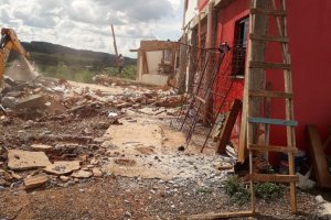 Poder p&uacute;blico retira constru&ccedil;&atilde;o irregular em via p&uacute;blica, que prejudicava mais de 100 fam&iacute;lias