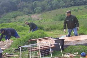 Vigil&acirc;ncia e Infraestrutura fazem a&ccedil;&atilde;o conjunta de limpeza em terrenos baldios
