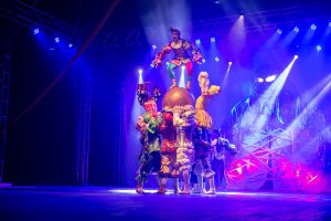 Teatro Municipal é reinaugurado com homenagem aos profissionais de saúde e show do Grupo Tholl 