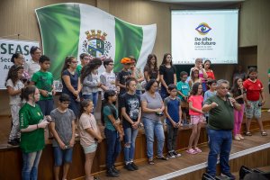 Programa De Olho do Futuro entrega &oacute;culos para crian&ccedil;as, adolescentes e idosos