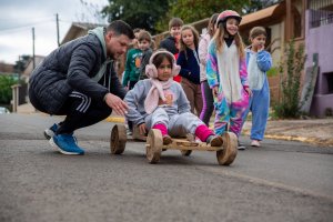Esportes de aventura: crian&ccedil;as da EBM Anita Garibaldi se divertem com carrinho de rolim&atilde;