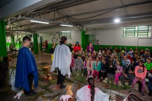 Estudantes da Sala de Recursos Multifuncionais da EBM Andr&eacute; Marafon encenam teatro