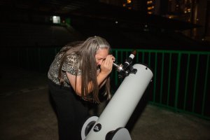 Estudantes da EBM de EJA Paulo Freire observam o c&eacute;u com telesc&oacute;pio