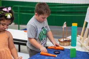 Crian&ccedil;as investigam tamanhos e medidas com cenouras no CEIM Esplanada