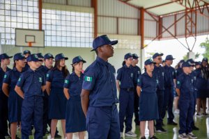 Alunos das Escolas C&iacute;vicas de Chapec&oacute; recebem uniformes
