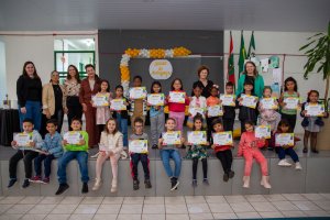 Crian&ccedil;as do segundo ano fazem lan&ccedil;amento de livro e sess&atilde;o de aut&oacute;grafos