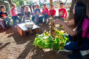 Crian&ccedil;as da EPC Cyro Sosnosky aprendem sobre a textura dos alimentos