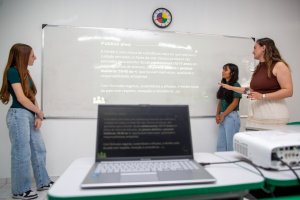 Estudantes aprendem a planejar uma empresa no componente de Empreendedorismo
