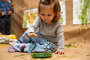Turma de ber&ccedil;&aacute;rio explora espa&ccedil;o com tintas naturais