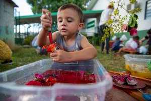 Turma do Maternal do CEIM Esplanada participa de atividade sensorial