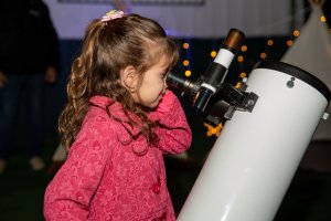 Exploradores do Espa&ccedil;o: Crian&ccedil;as e fam&iacute;lias investigam a Lua e as Estrelas