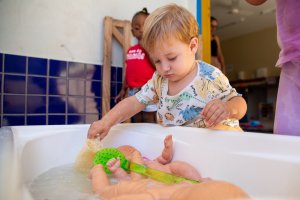 Turma de Ber&ccedil;&aacute;rio participa de atividade de explora&ccedil;&atilde;o de materiais utilizados no banho