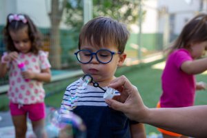 Turma de Maternal do CEIM Pequeno Principe descobre as bolhas de sab&atilde;o