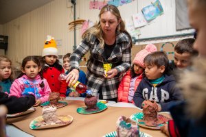 Pr&eacute;-escola do CEIM Pequeno Pensador explora pedras preciosas e vulc&otilde;es