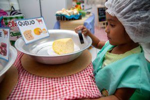 Turma de pr&eacute;-escola do CEIM Nossos Sonhos desvenda a origem dos alimentos