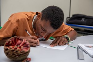 Estudantes da EBM de EJA Paulo Freire estudam sobre a semente do pinh&atilde;o e o ciclo de vida da arauc&aacute;r