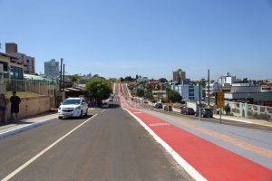 Administra&ccedil;&atilde;o inaugura asfalto de rua Curitiba e d&aacute; ordem de servi&ccedil;o para outras obras