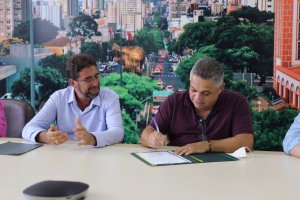 Prefeito João Rodrigues transmite cargo para presidente da Câmara de Vereadores