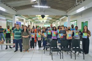 Alunos e professores da rede municipal recebem material did&aacute;tico