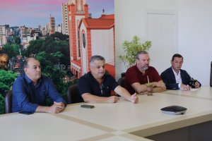 Administra&ccedil;&atilde;o re&uacute;ne entidades e vereadores para falar de projetos de reformas e ajustes