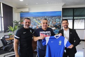 Prefeito recebe t&eacute;cnico da sele&ccedil;&atilde;o de futsal e coordenador da CBF