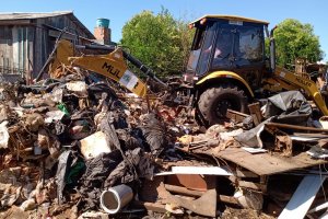 Prefeitura faz a&ccedil;&atilde;o de limpeza em terreno por ac&uacute;mulo de lixo