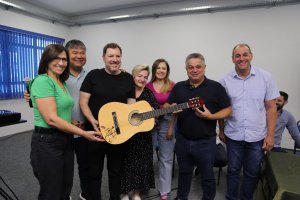 Empres&aacute;rios doam viol&atilde;o autografado por Chit&atilde;ozinho e Xoror&oacute; para a Funda&ccedil;&atilde;o Cultural de Chapec&oacute;