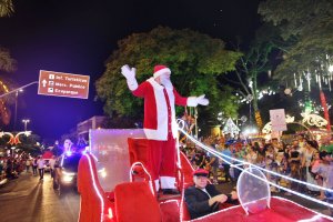 Desfile e shows de Natal encantam moradores de Chapec&oacute;