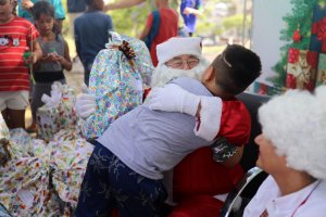 Evento Magia de Natal re&uacute;ne mais de 100 crian&ccedil;as na Prefeitura