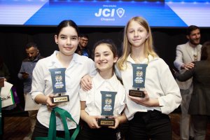 Estudantes da Rede Municipal de Ensino recebem pr&ecirc;mio na Orat&oacute;ria nas Escolas