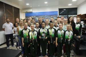 Prefeito recebe ginastas que se destacaram em competi&ccedil;&otilde;es estadual e sulbrasileira