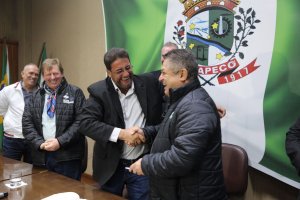 Prefeito de Chapec&oacute; transmite cargo para presidente da C&acirc;mara de Vereadores