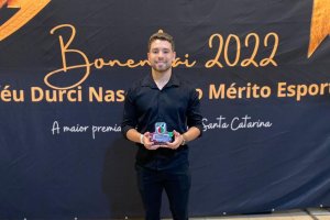 Chapecoense &eacute; escolhido o atleta do ano no Karat&ecirc;