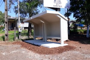 Novos abrigos para &ocirc;nibus escolar s&atilde;o constru&iacute;dos no interior