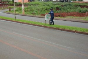 A&ccedil;&atilde;o retira placas de publicidade instaladas de forma irregular